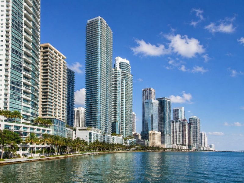 Torres frente a Biscayne Bay