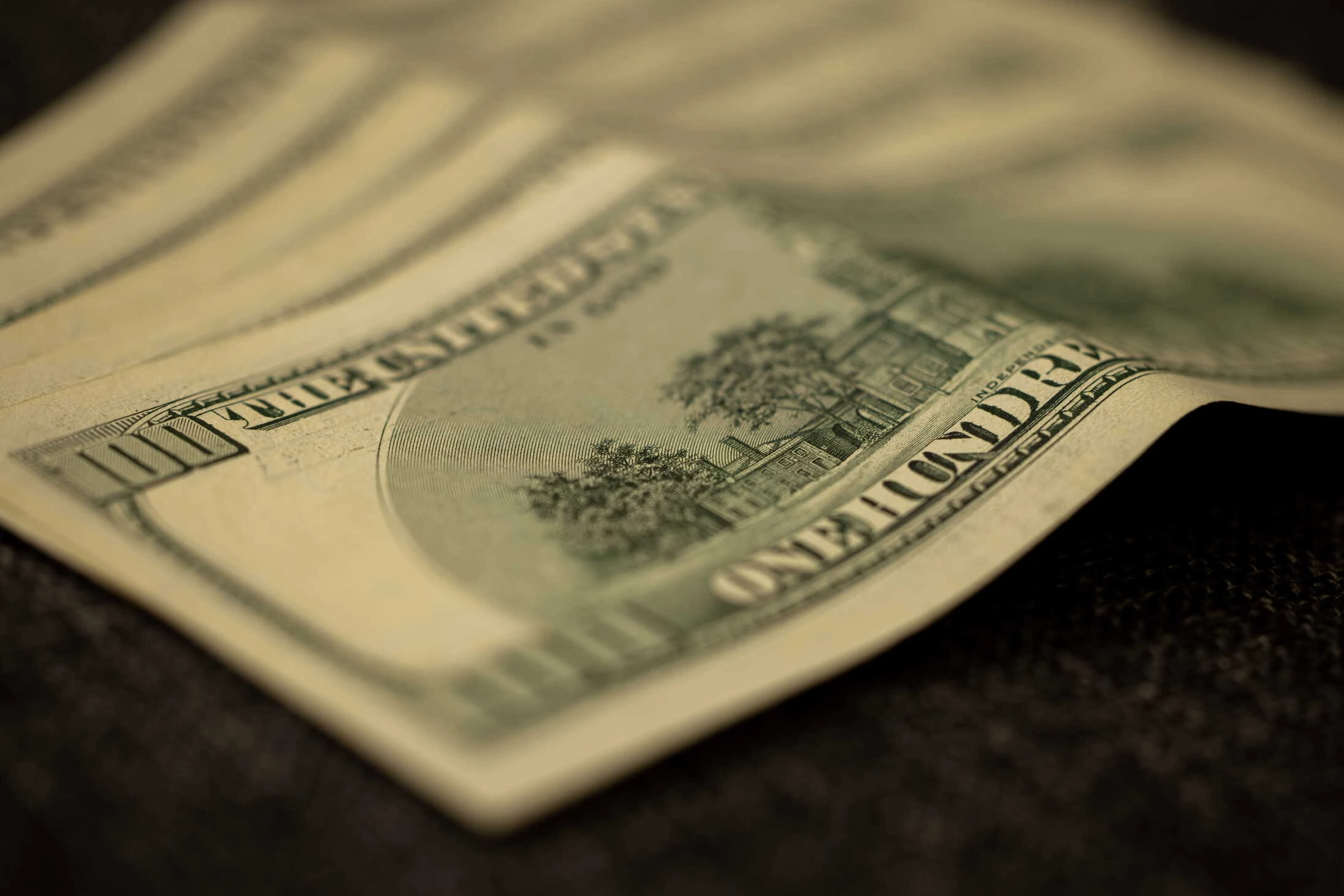 Billete de cien dólares estadounidenses, la moneda en la que se denominan las propiedades e ingresos por renta en Miami