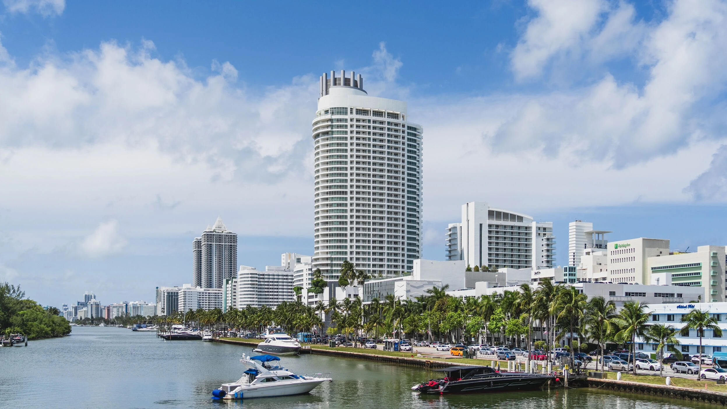 Vista de rascacielos y yates sobre una vía navegable en Miami, uno de los mercados inmobiliarios más atractivos para inversionistas internacionales