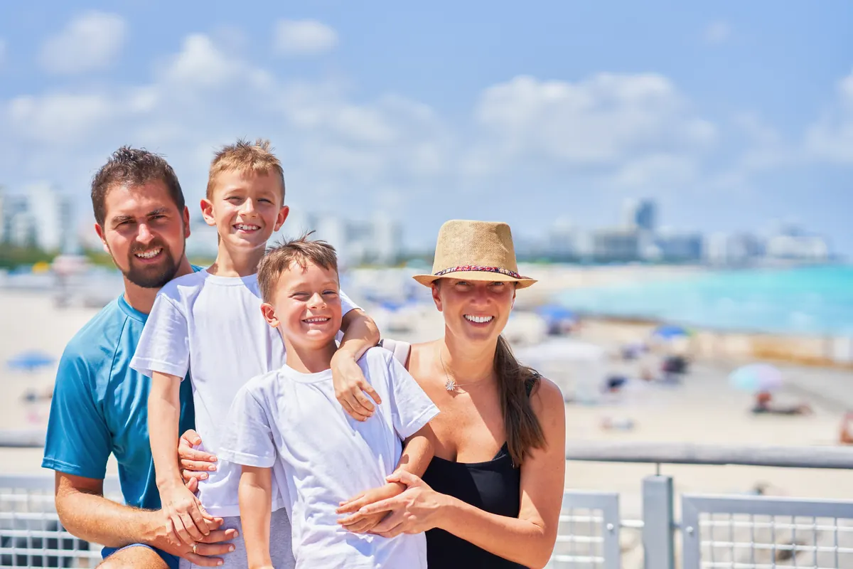 Familia sonriendo en el muelle de South Beach, Miami