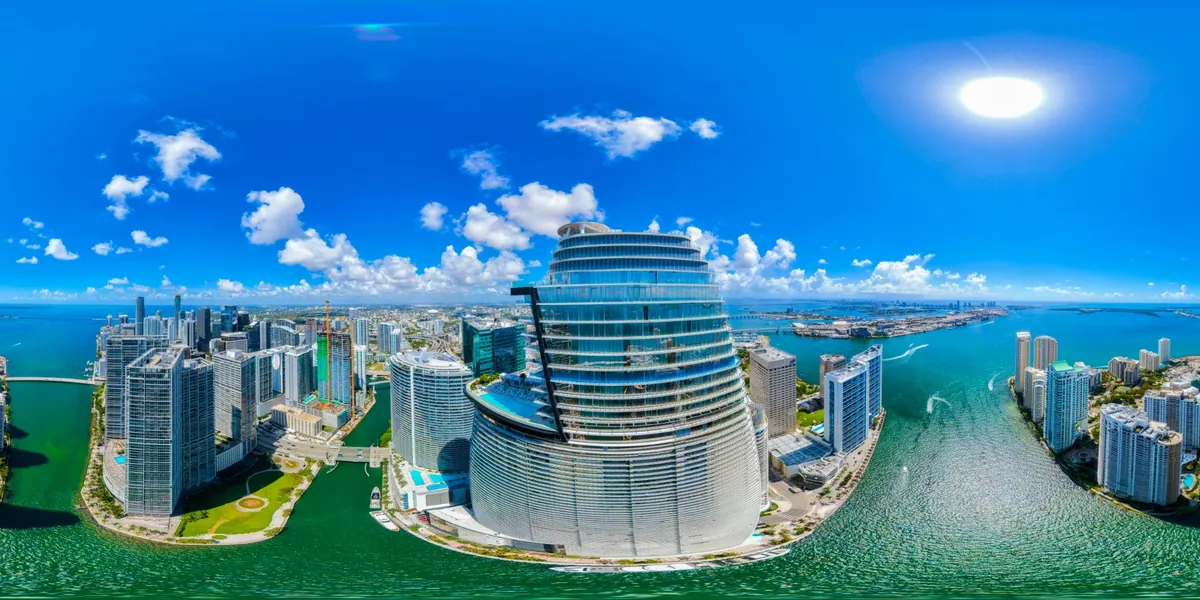 Vista aérea panorámica de Brickell y la desembocadura del río Miami en la bahía de Biscayne