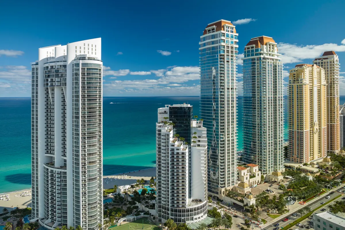 Torres residenciales de lujo frente al mar en Sunny Isles Beach, Miami