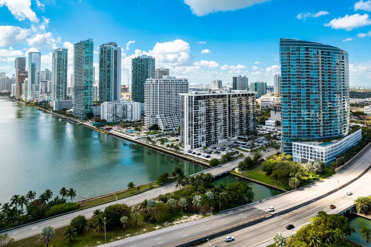 Vista aérea de Edgewater, Miami, con torres frente a la bahía de Biscayne