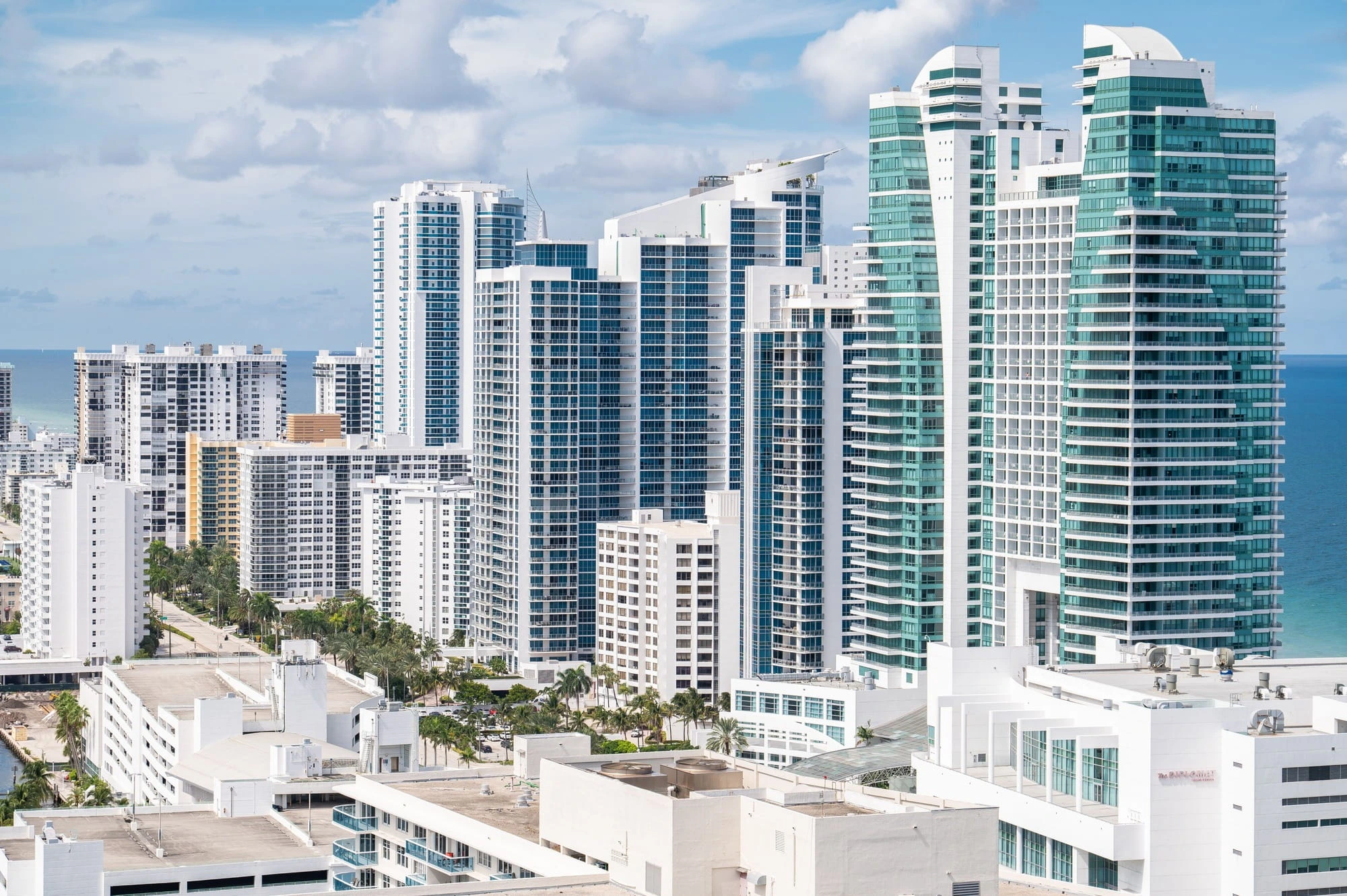 Torres residenciales frente al mar en Sunny Isles Beach, Miami