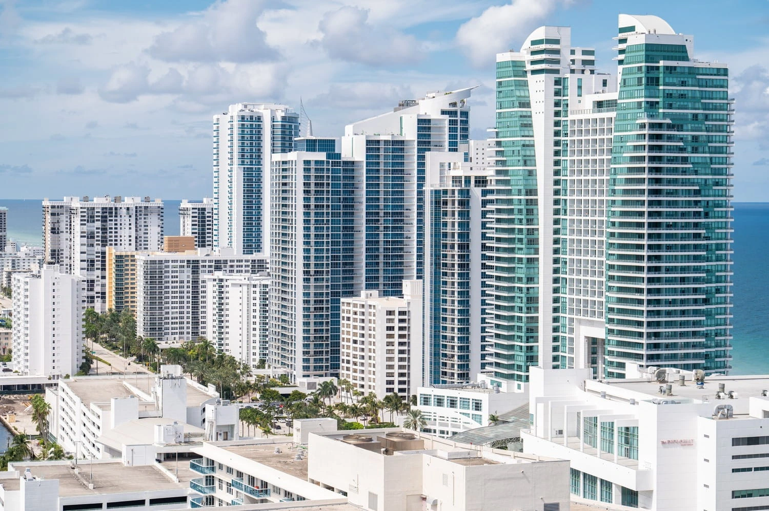 Edificios residenciales frente al mar en Miami