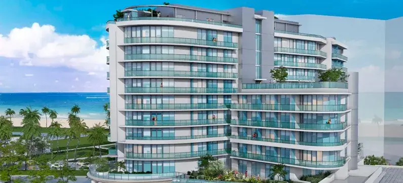 7200 Collins — el edificio visto desde el lado de la playa, con las bandas continuas de balcones curvos con barandal de vidrio y las palmeras de la orilla a la izquierda