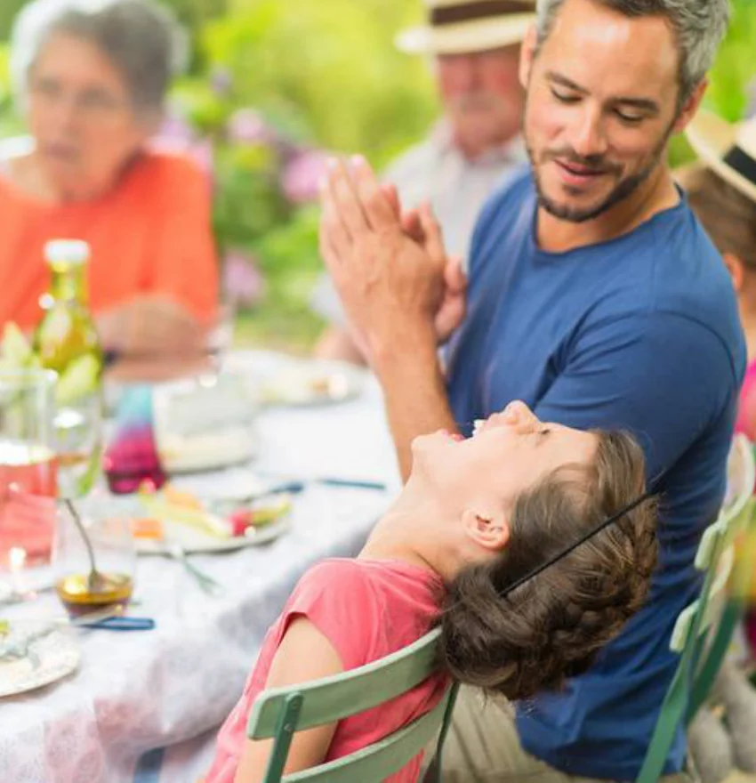 Arden — familia disfrutando de una comida al aire libre en la granja comunitaria
