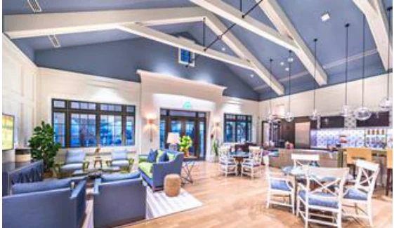 Arden — interior del lounge del clubhouse con techos altos