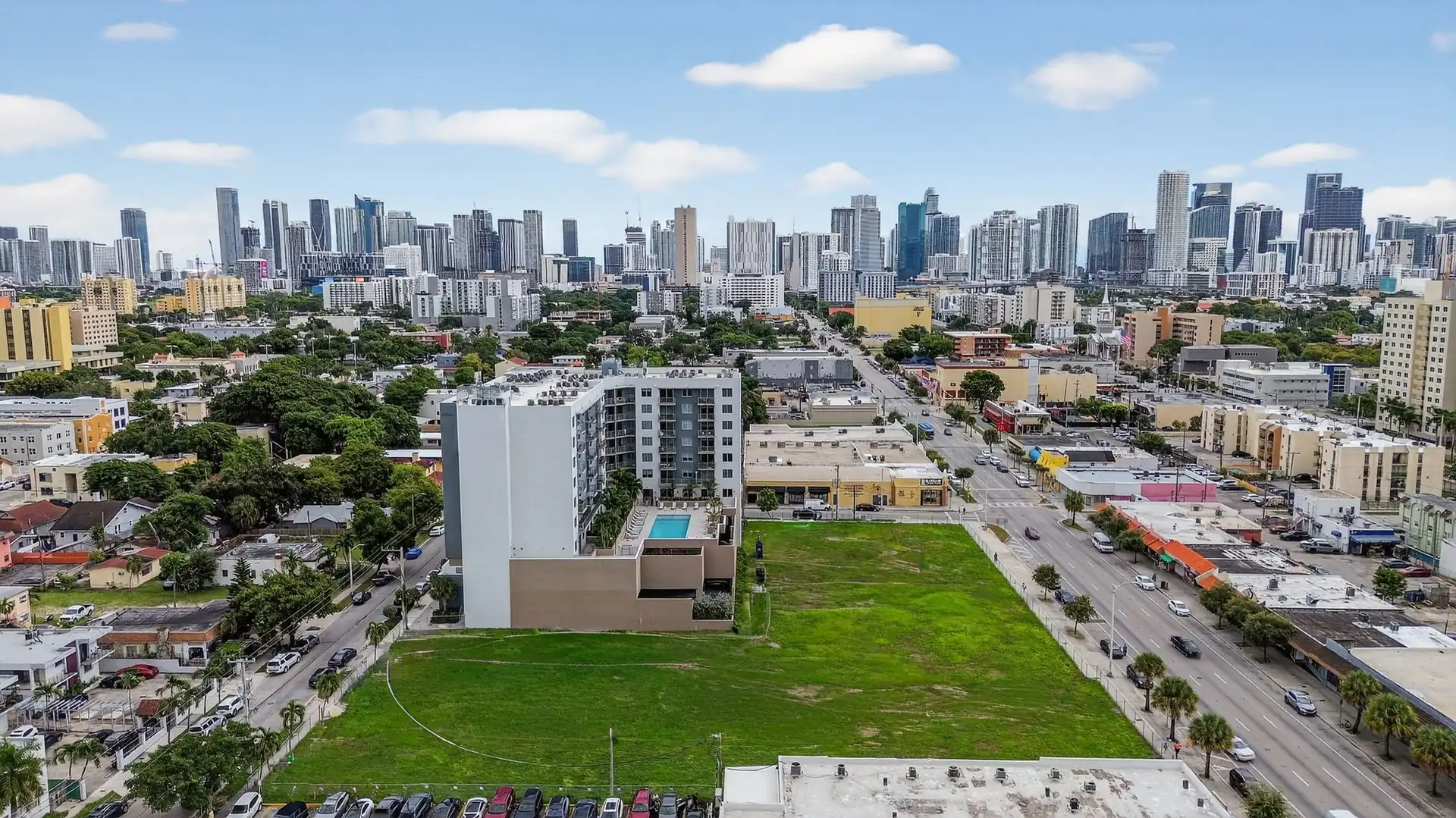 Centralis Residences — vista aérea del edificio en Little Havana con el skyline de Downtown Miami al fondo