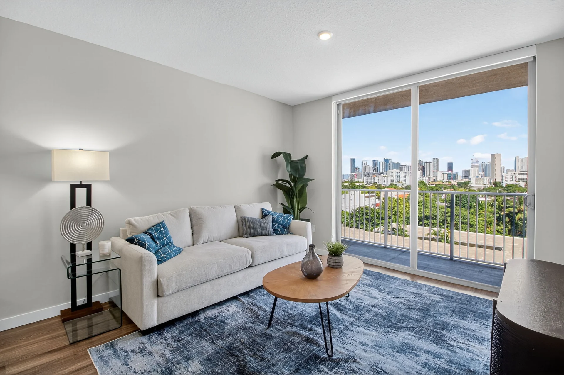 Centralis Residences — sala de una residencia con salida al balcón privado y vista a la ciudad