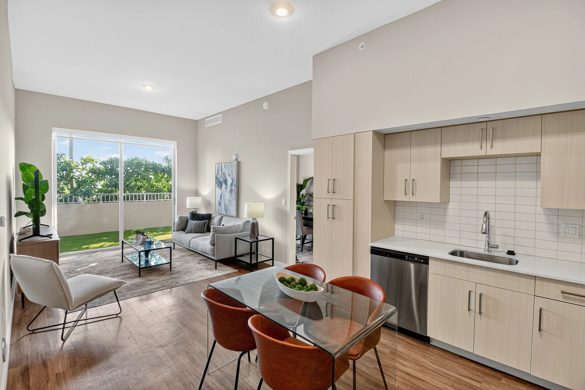 Centralis Residences — cocina de concepto abierto con encimeras de cuarzo, comedor y sala en un mismo espacio
