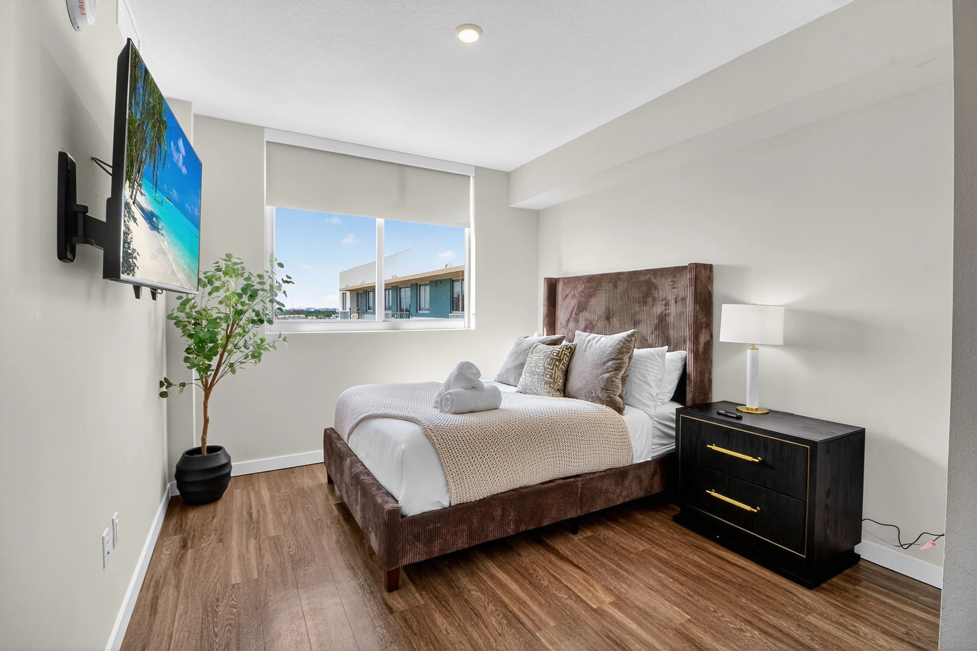 Centralis Residences — dormitorio principal con pisos estilo madera y persianas blackout