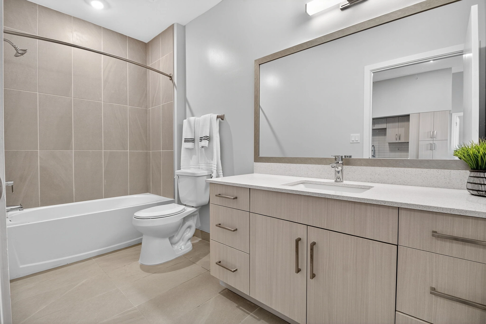 Centralis Residences — baño con encimera de cuarzo, mueble de lavamanos y bañera