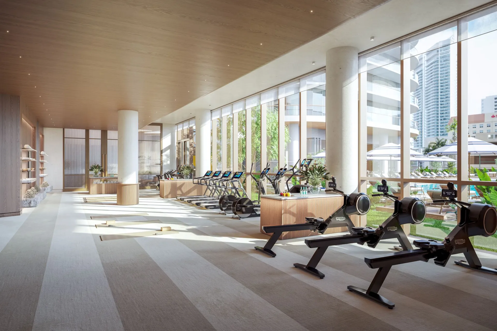 Cipriani Residences Miami — gimnasio de última generación con vista a la piscina y el skyline