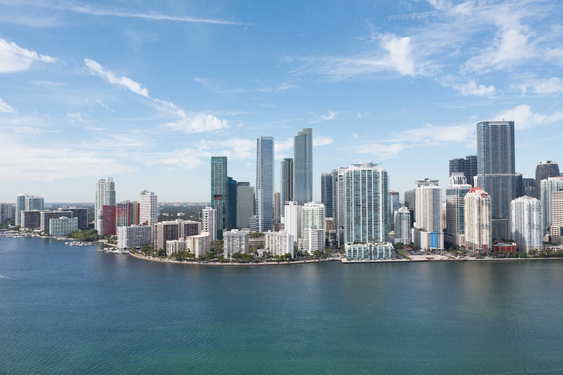 Vista del skyline de Brickell desde Biscayne Bay, cerca de Cipriani Residences Miami
