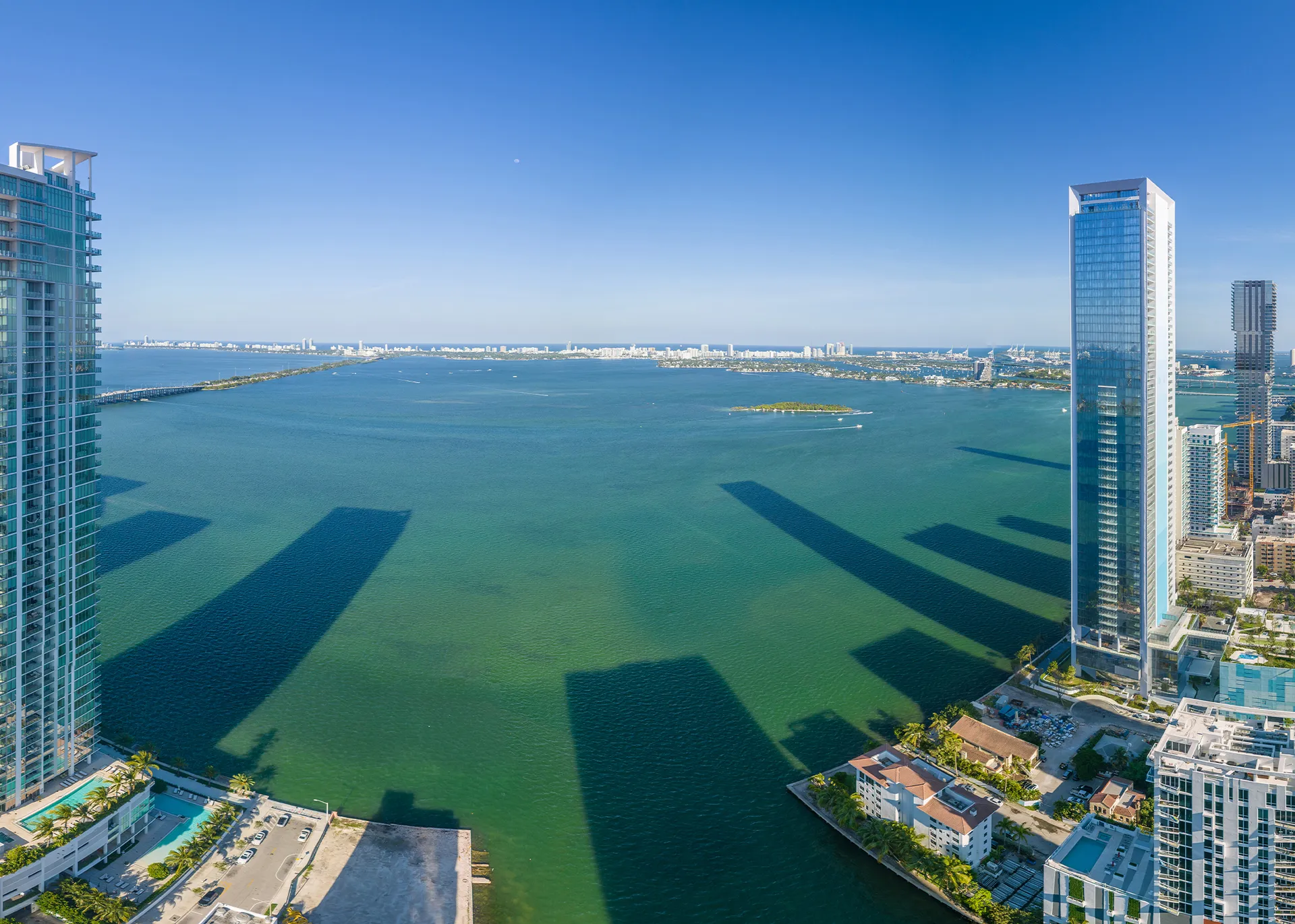 Vista aérea de Biscayne Bay y Edgewater, el vecindario de Cove Miami