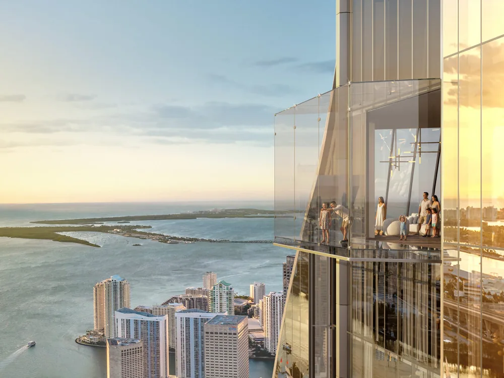 Delano Residences — mirador de cristal sobre Brickell y la bahía, con visitantes asomados