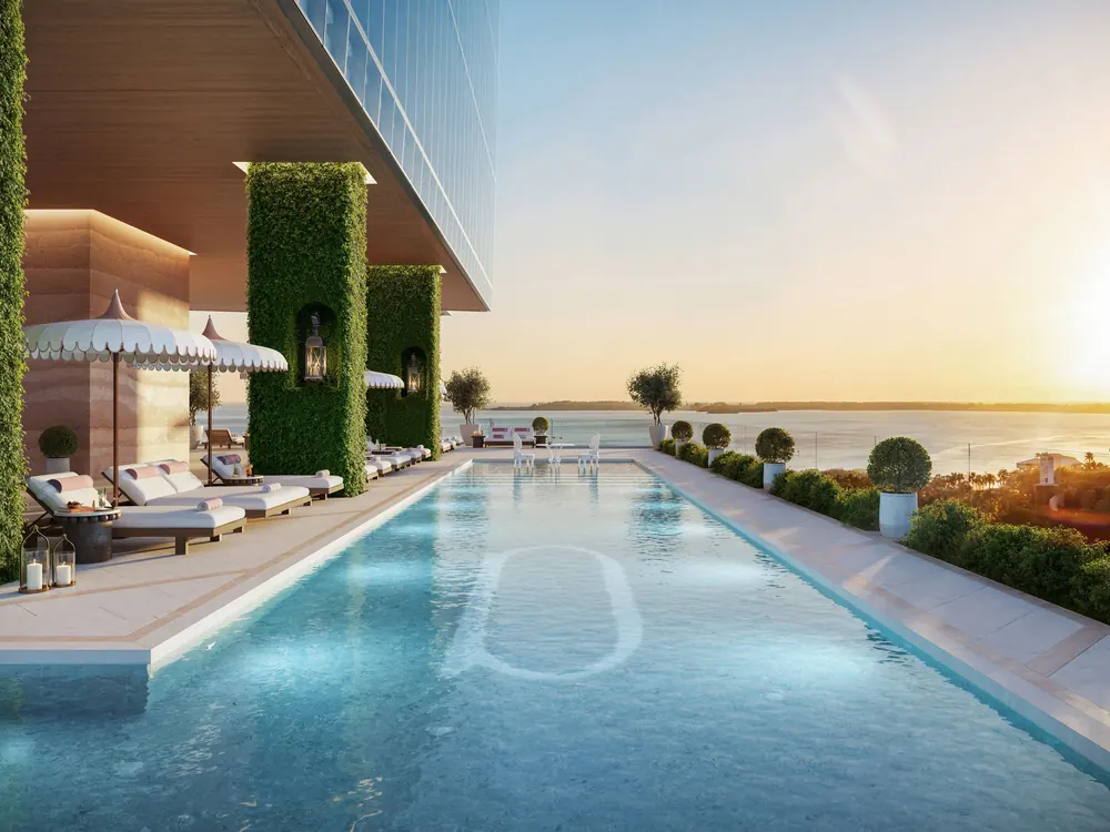 Delano Residences — piscina estilo resort con cabañas, jardines y vista a la Bahía de Biscayne