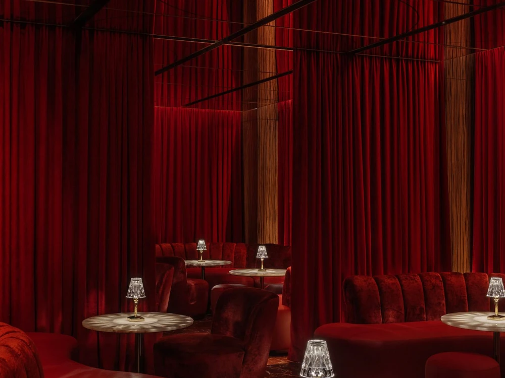 Delano Residences — Rose Bar, salón en terciopelo rojo con mesas bajas y lámparas de sobremesa