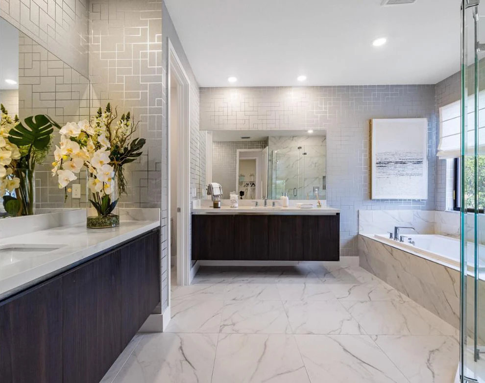 Greenview at Presidential — baño principal con tina, ducha de vidrio y doble tocador