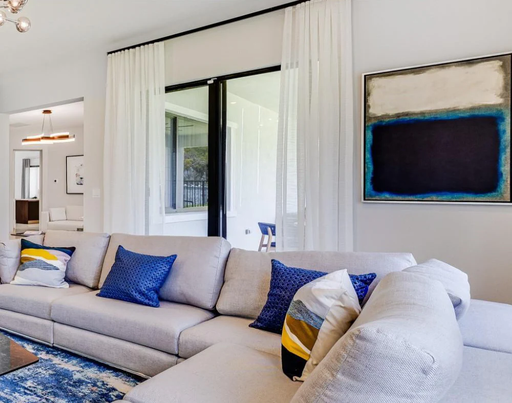 Greenview at Presidential — sala con sofá seccional y acceso a la terraza