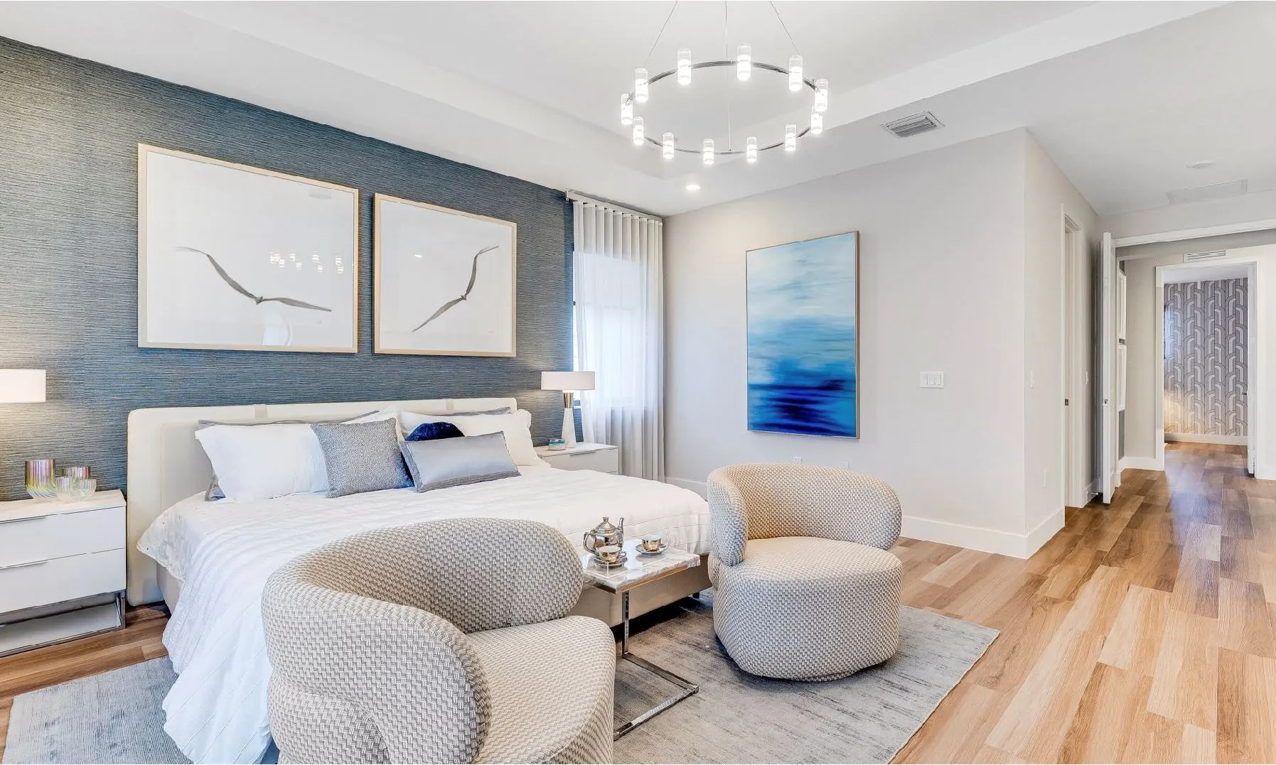 Greenview at Presidential — recámara principal con sillones y piso de madera