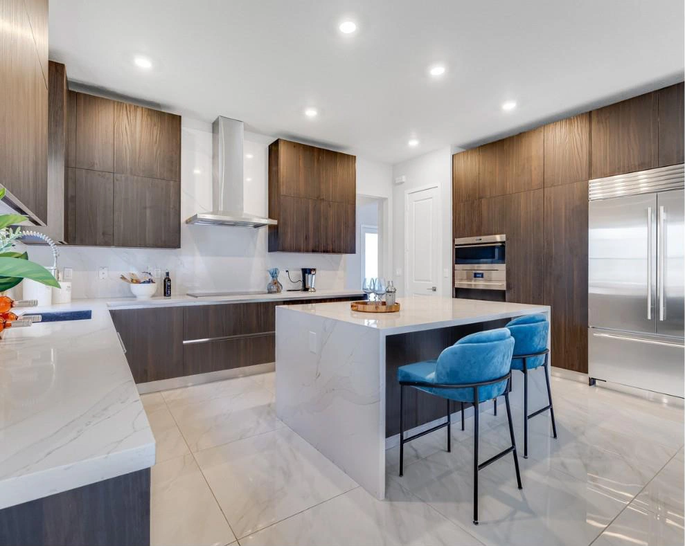 Greenview at Presidential — cocina con isla de mármol, gabinetes de madera y refrigerador de acero inoxidable