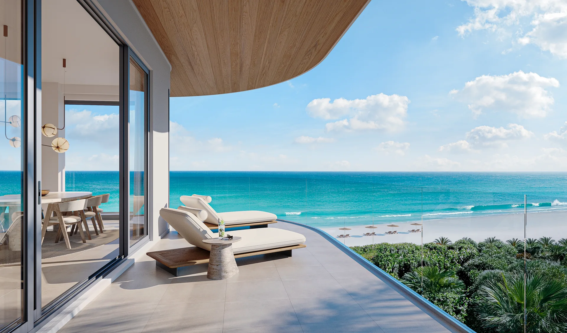 Hollywood Moon — terraza de una residencia con cielorraso de madera y tumbonas, puertas corredizas abiertas y la playa y el mar de frente