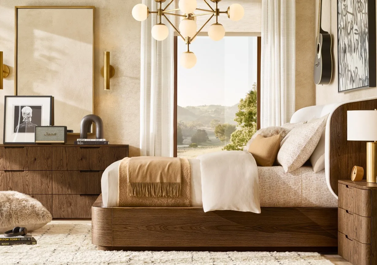 Millux Place — segunda habitación amueblada por Restoration Hardware, con vista a colinas en el arte de la pared