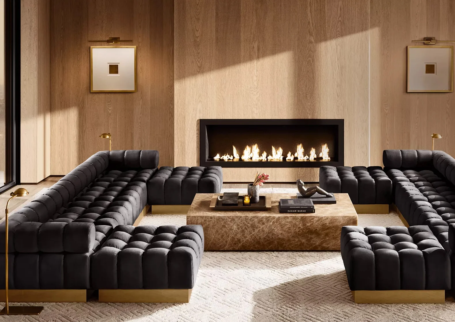 Millux Place — sala de estar de las áreas comunes con chimenea y sofás modulares