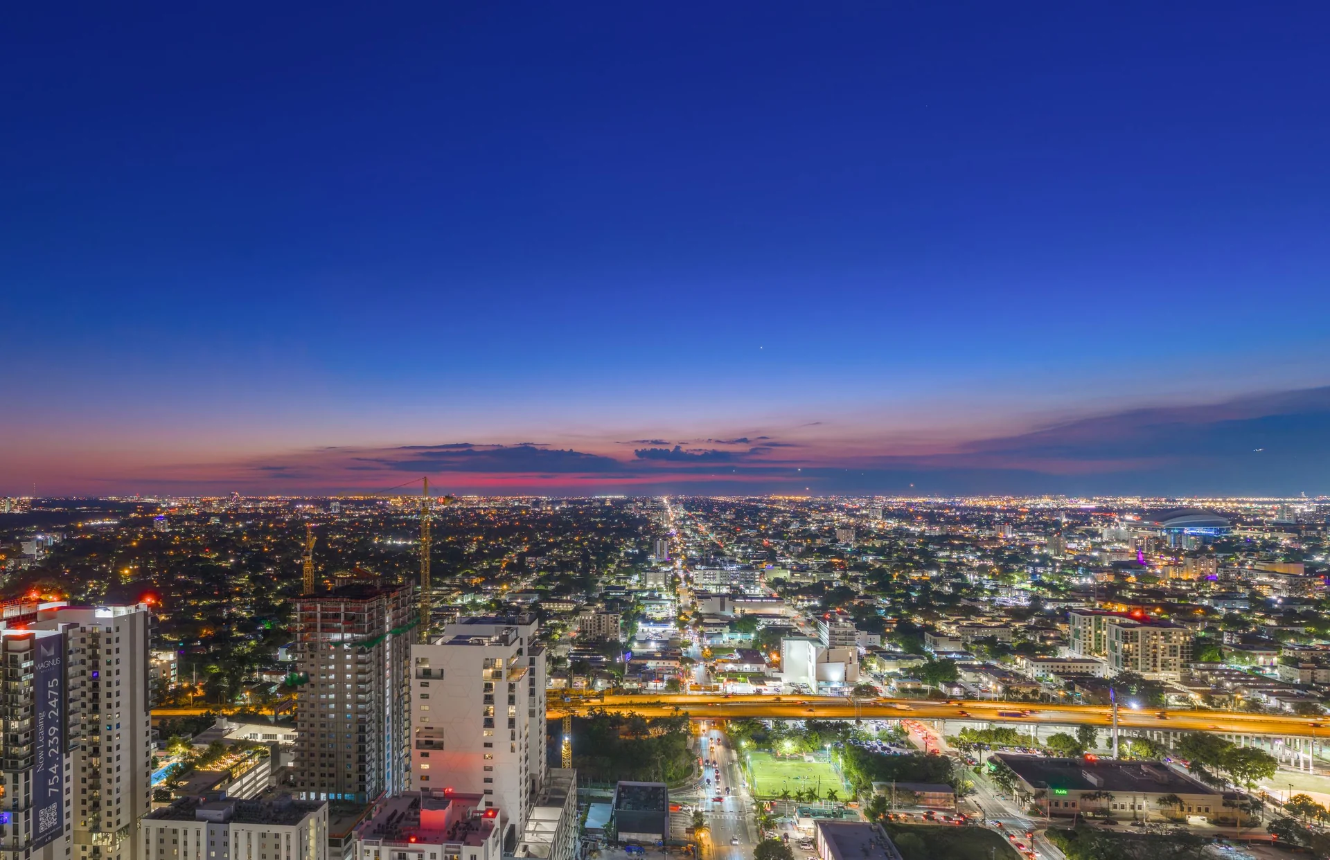 One Twenty Brickell — panorámica al atardecer sobre Brickell y la bahía desde las plantas altas