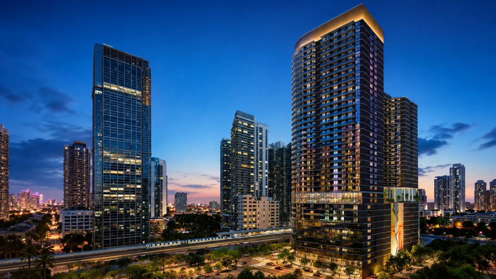 One Twenty Brickell — la torre iluminada entre los edificios de Brickell al atardecer