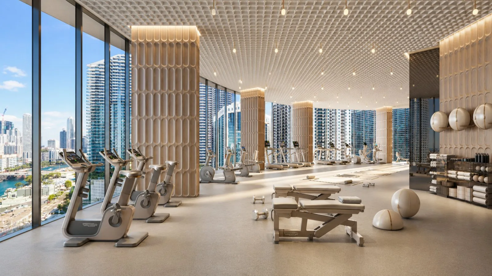 One Twenty Brickell — gimnasio con ventanales de piso a techo y vista al skyline de Brickell
