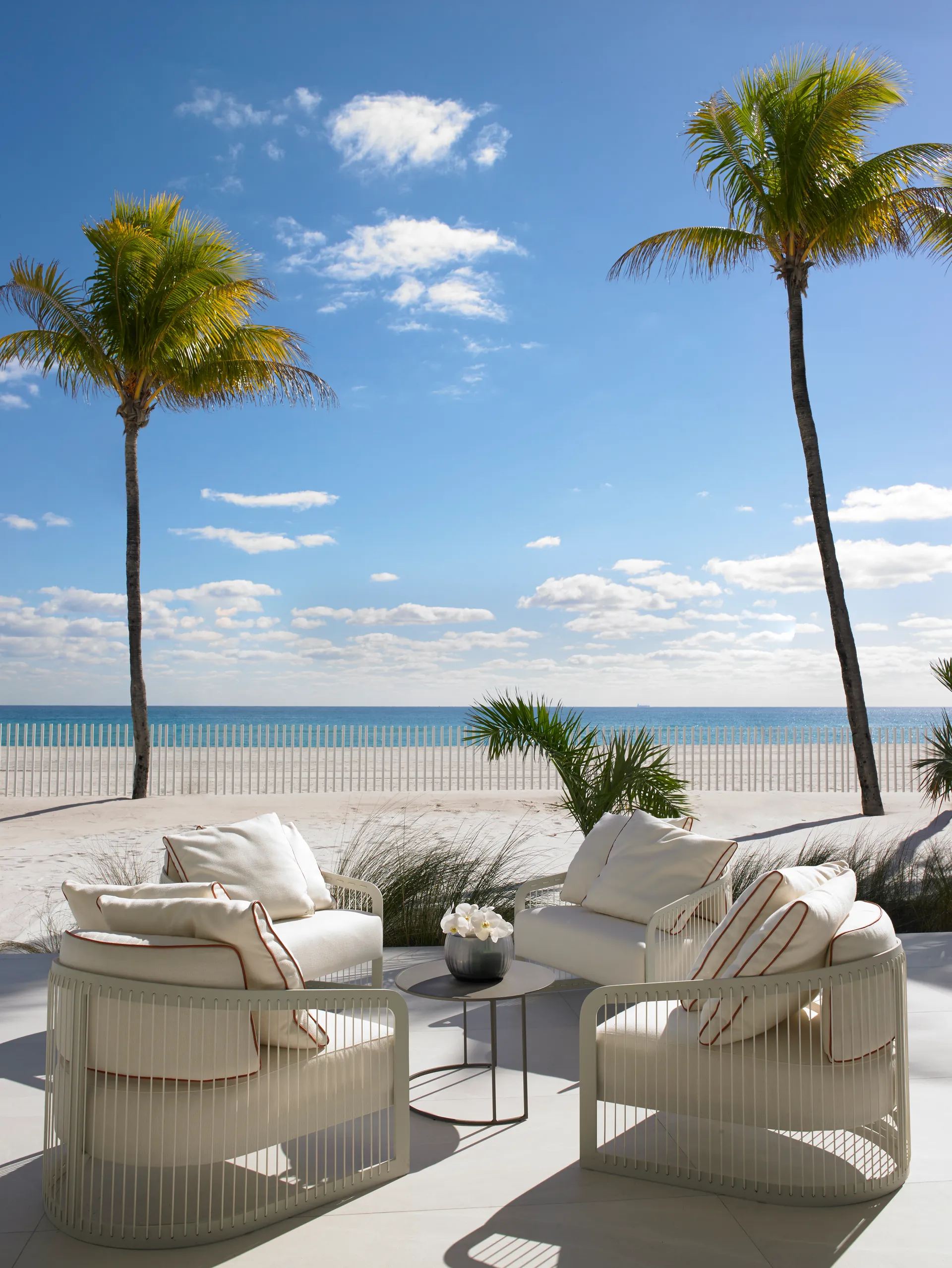 Camastros del Beach Club de The St. Regis Residences frente a la playa de Sunny Isles Beach