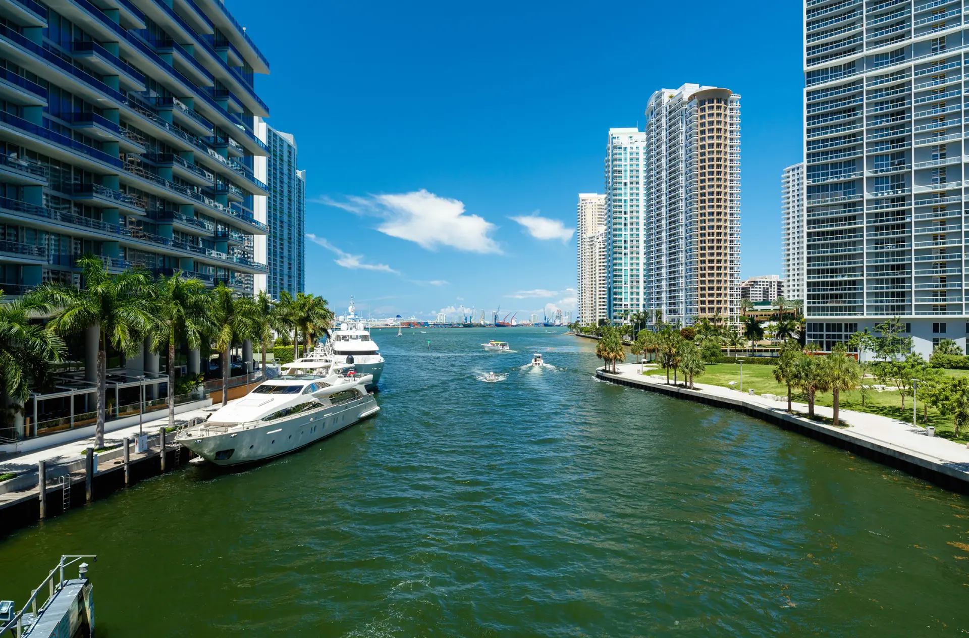 El río Miami a su paso por Brickell, con yates amarrados y las torres residenciales en las dos orillas
