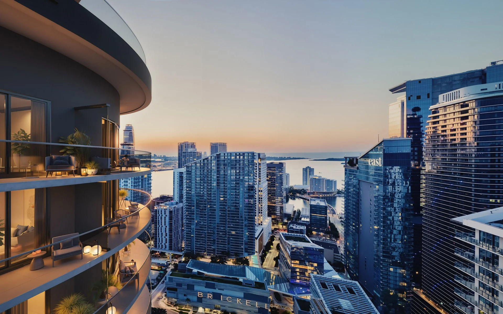 The Standard Residences Brickell — balcones curvos de la torre con el skyline de Brickell al fondo
