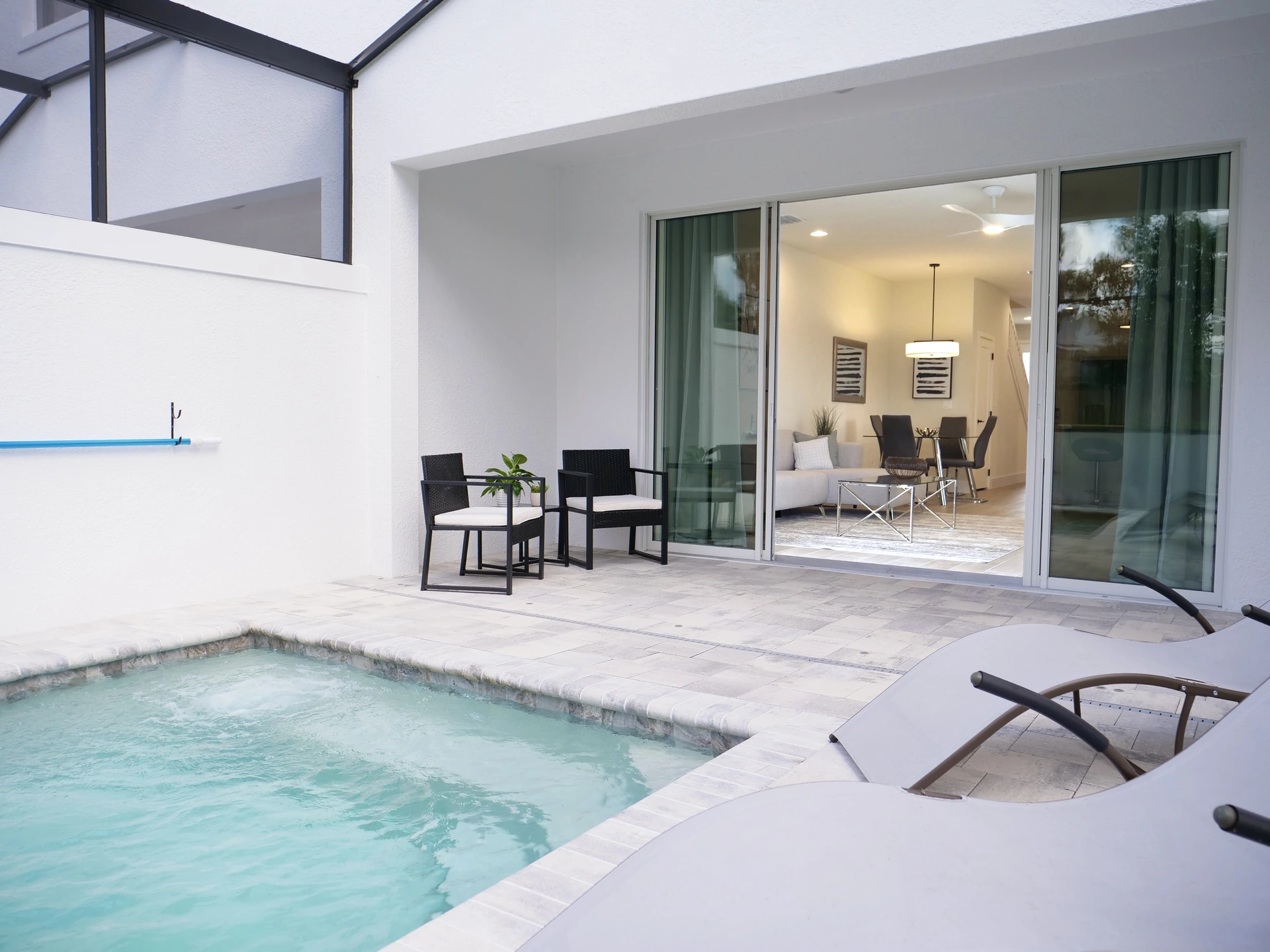 Tranquility Townhomes — piscina privada climatizada con patio y acceso directo a la sala