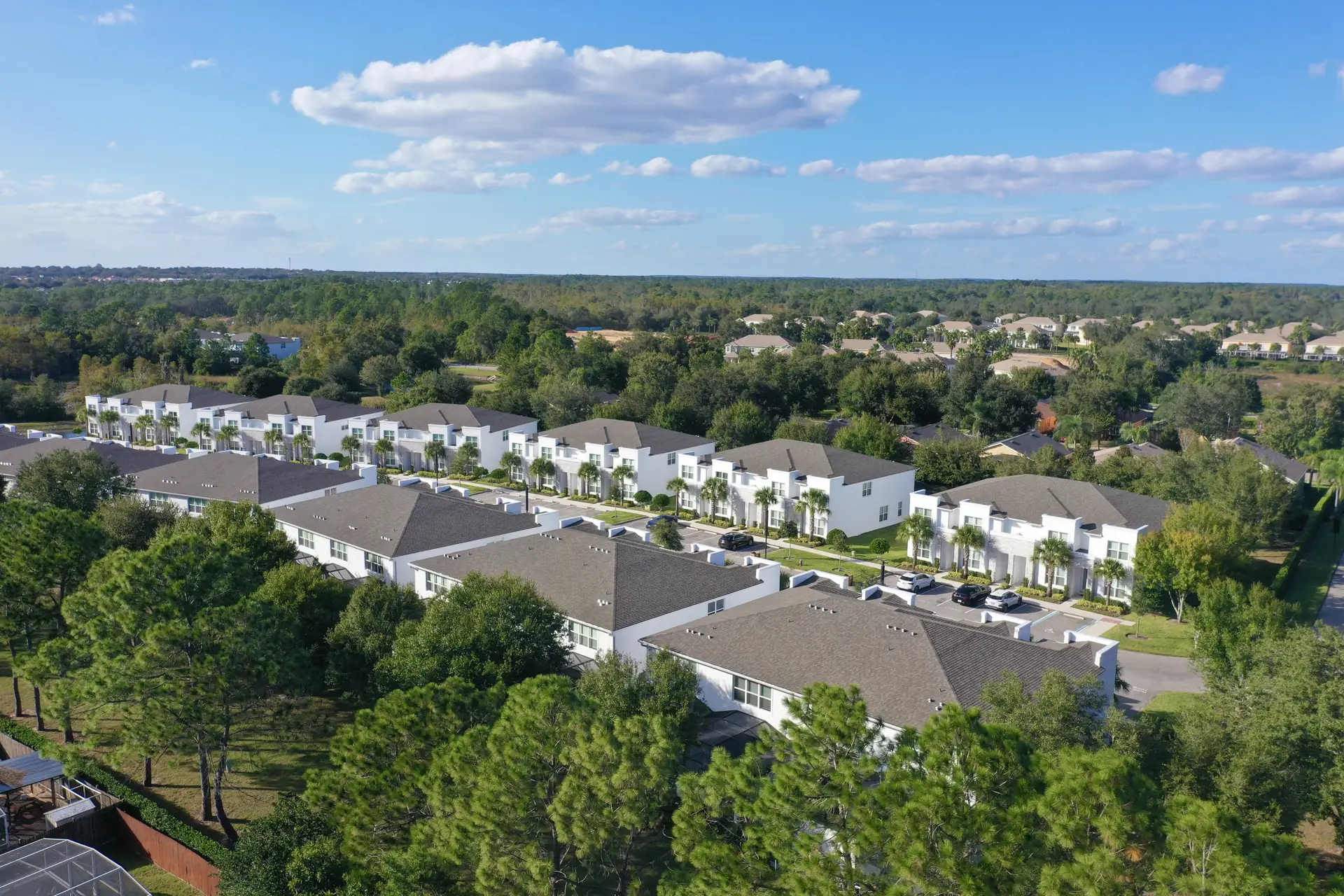 Tranquility Townhomes — vista aérea de la comunidad Dream, con hileras de casas adosadas blancas