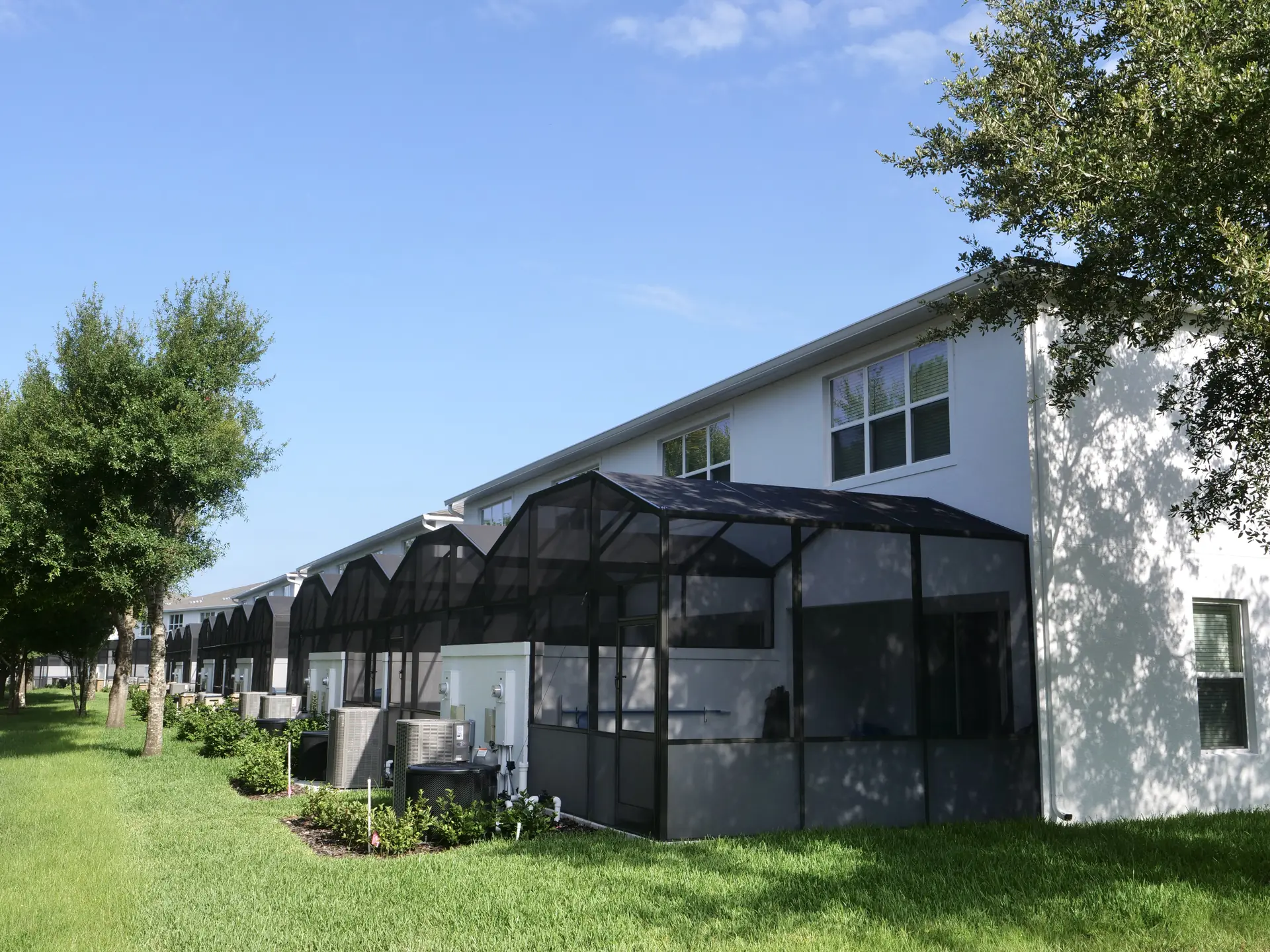 Tranquility Townhomes — lanai cubierto con malla, visto desde el exterior de la casa