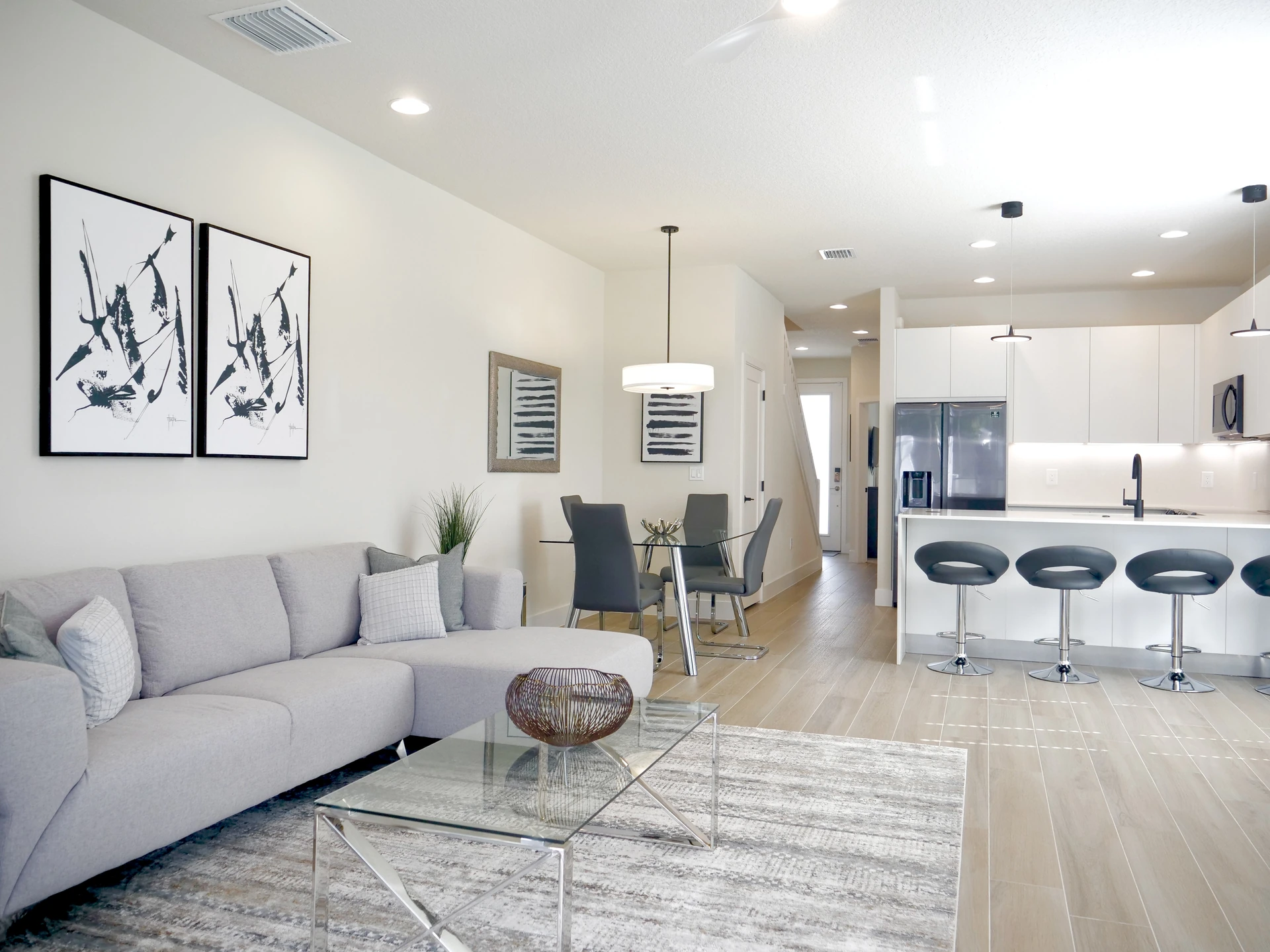 Tranquility Townhomes — sala, comedor y cocina en concepto abierto con isla y barra