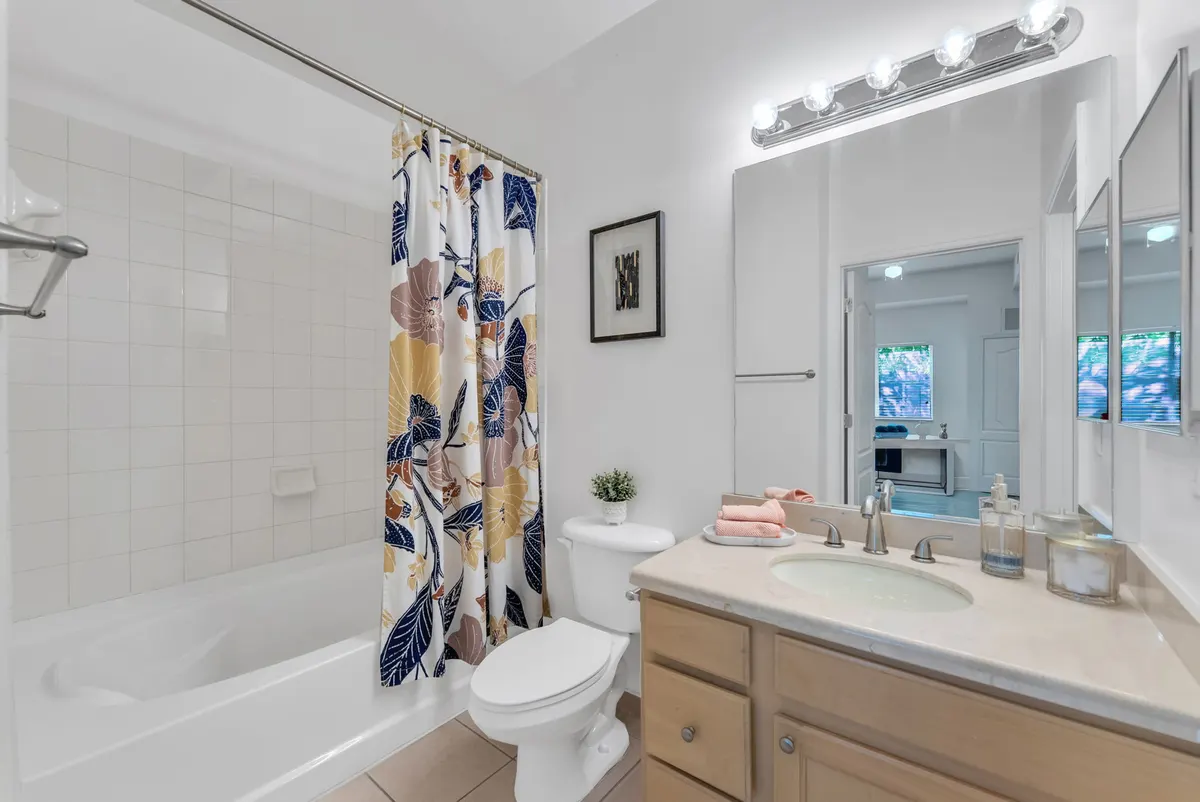 Valencia South Miami — baño en su estado original, ejemplo de una residencia sin renovar