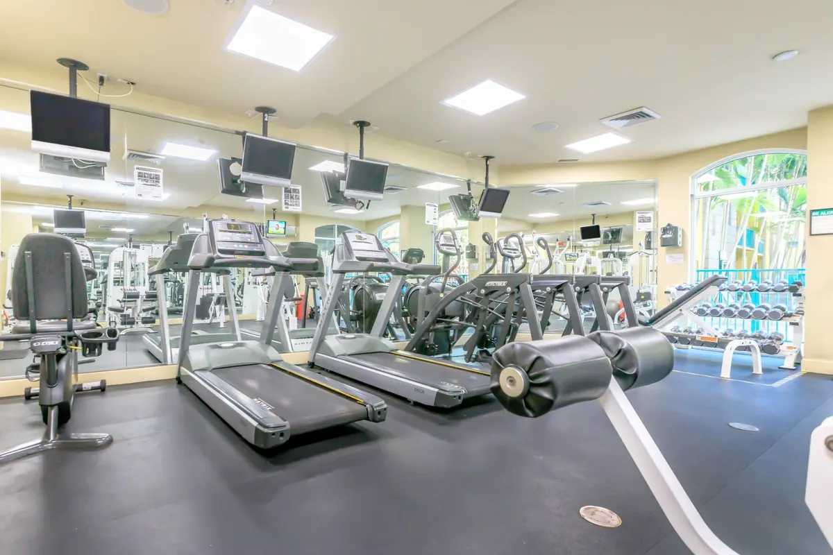 Valencia South Miami — gimnasio con caminadoras, máquinas de fuerza y pesas libres