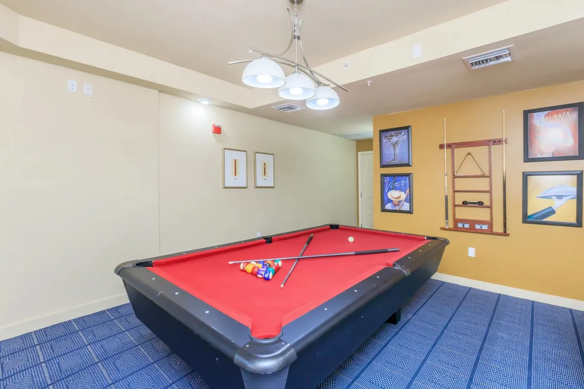 Valencia South Miami — salón de billar de la casa club modernizada