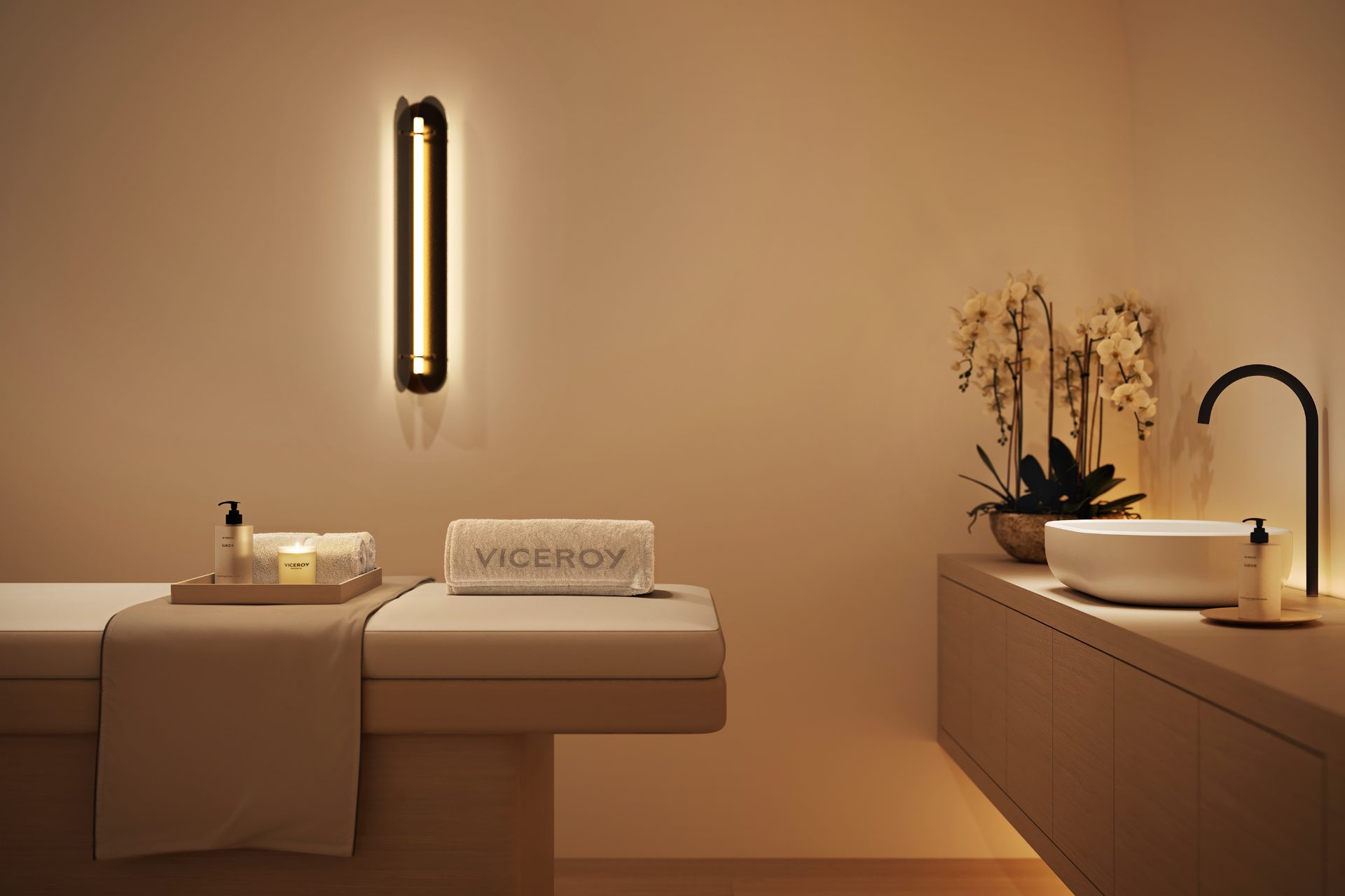 Viceroy Brickell — sala de tratamientos del spa con camilla y amenidades de la marca