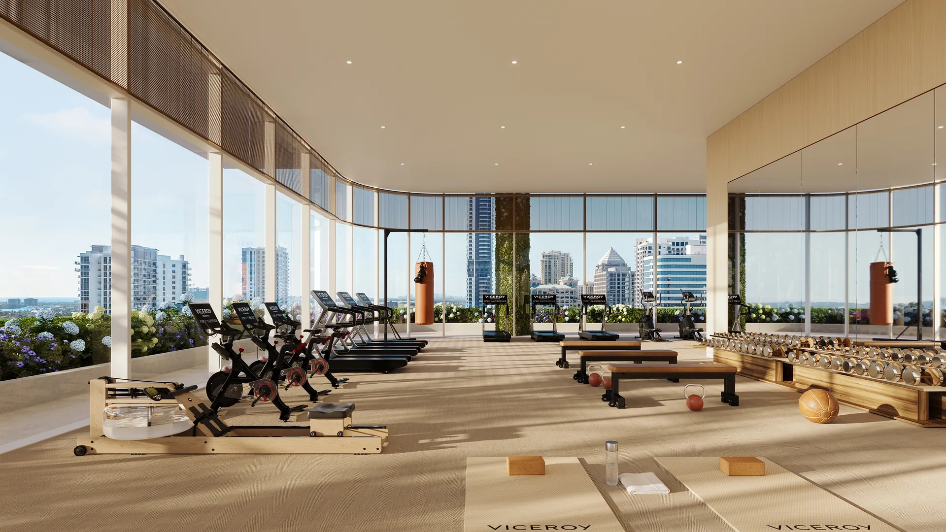 Viceroy Ft. Lauderdale — centro de fitness con máquinas de cardio, pesas libres, sacos de boxeo y ventanales curvos con vista a la ciudad