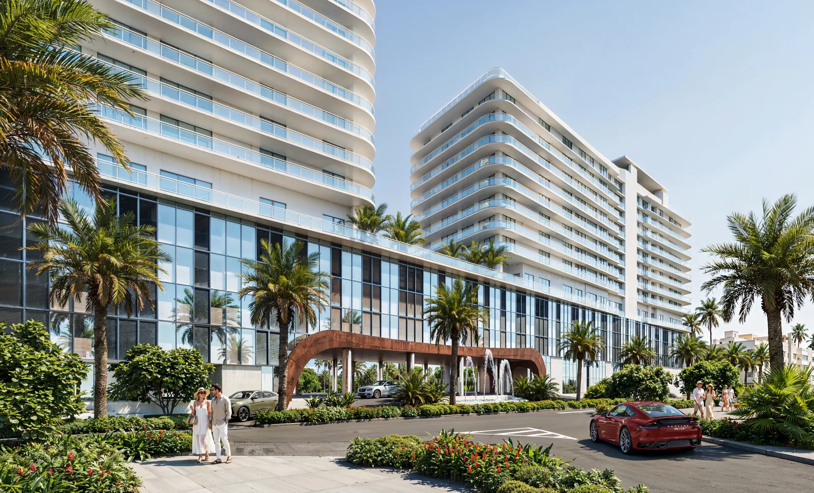 Vista Harbor — fachada de las dos torres desde la calle, en pleno día, con la entrada techada y palmeras