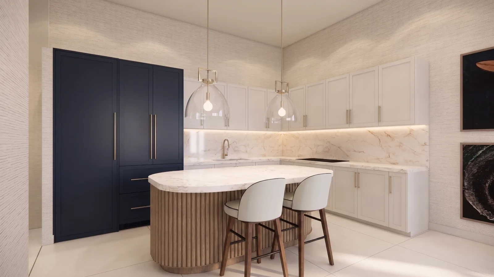 Vista Harbor — cocina de una residencia con gabinetes color azul marino, isla de mármol y lámparas colgantes