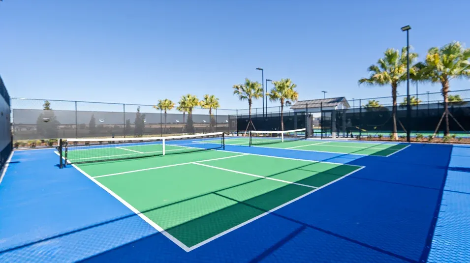 Wellness Ridge — canchas de pickleball y tenis junto a la casa club