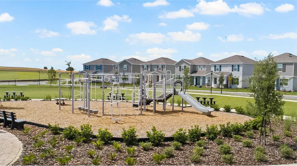 Wellness Ridge — parque infantil con juegos y toboganes frente a las casas de la comunidad