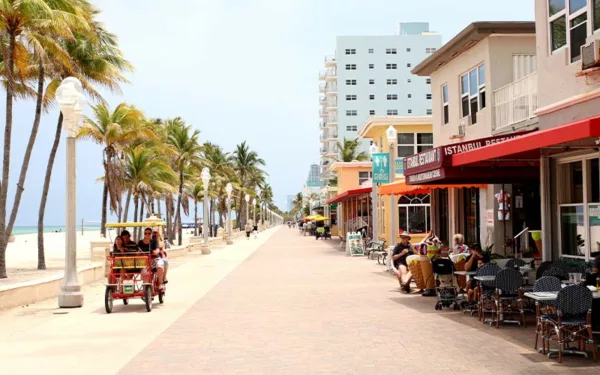 Hollywood-beach-y-su-ambiente-de-vieja-Florida-que-enamora-a-todos